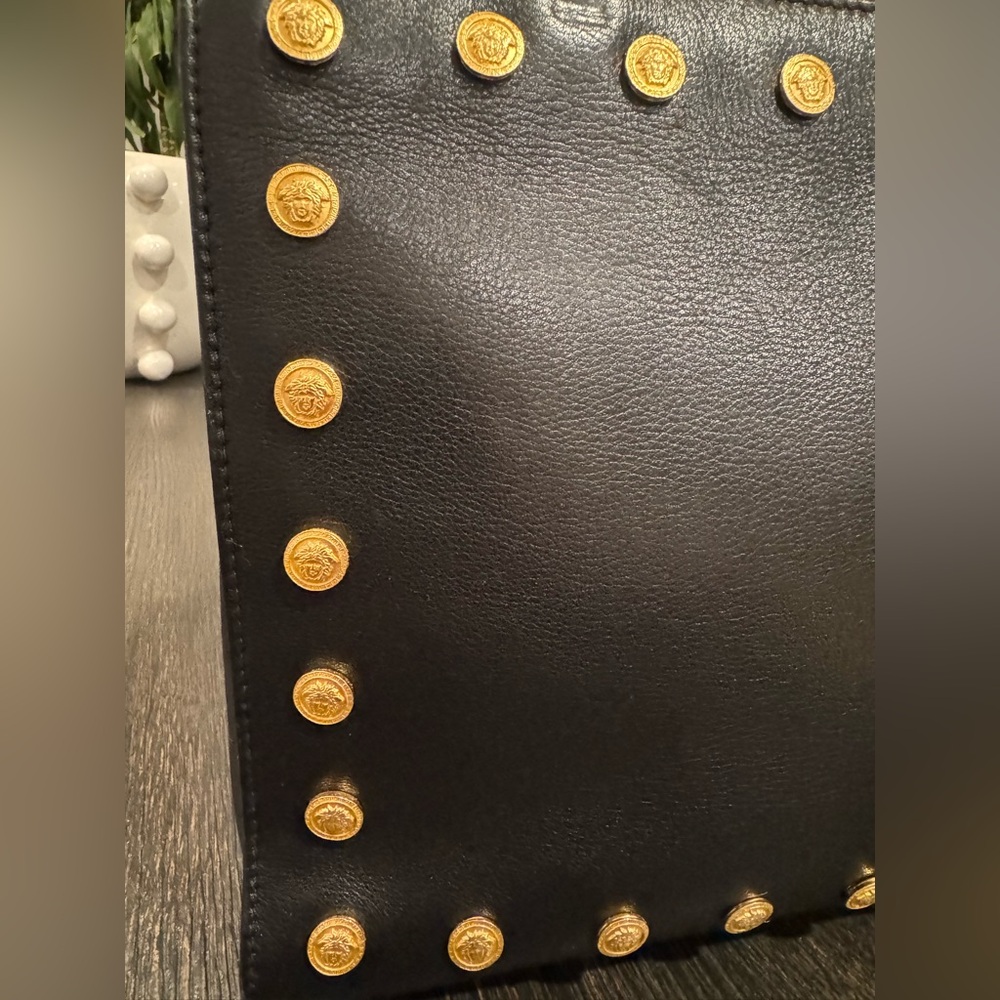 1990s Gianni Versace Couture Medallion Black leather Chain Bag - Picture 2 of 12
